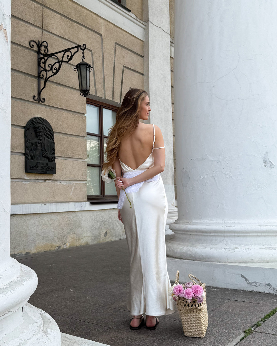 Шовкова міді-сукня з відкритою спинкою