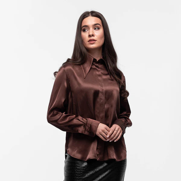 Сатинова сорочка з подовженим коміром коричнева