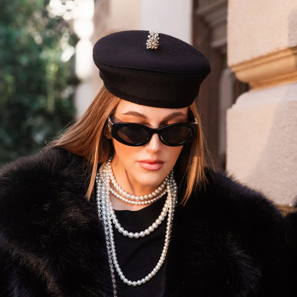 Берет зі стразовим хвостиком