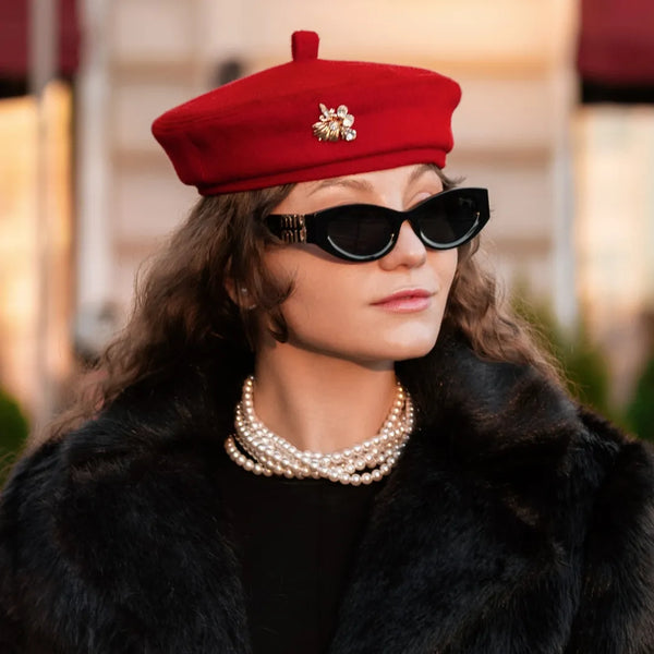 Берет з кашеміру із золотою брошкою червоний