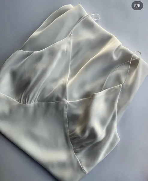 Шовкова сукня на тонких бретельках біла