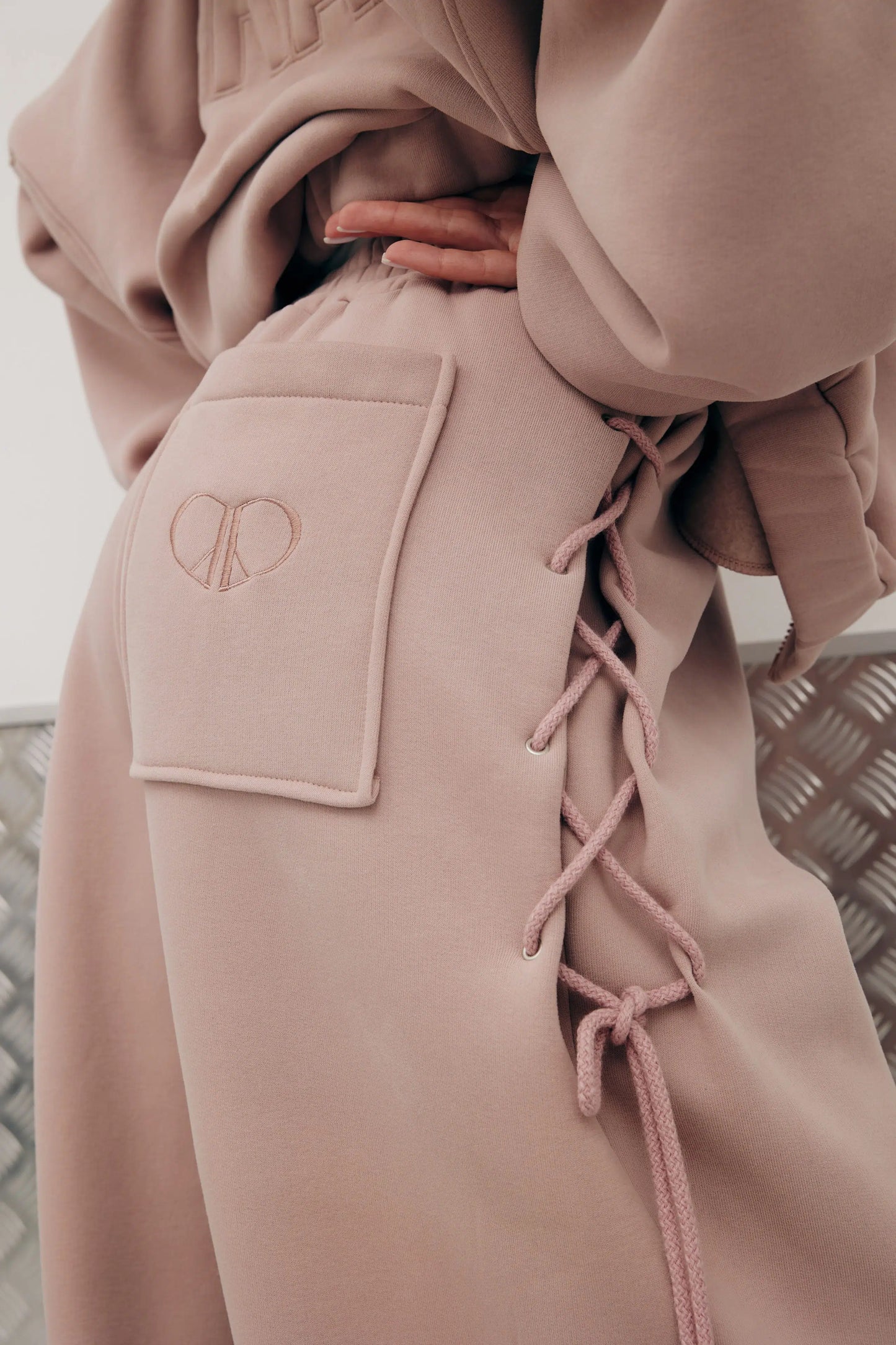 Штани з акцентною деталлю New Era of Me — рожеві