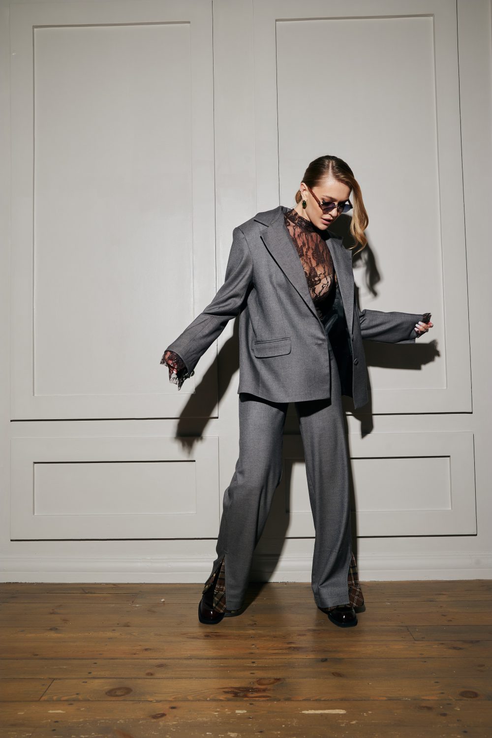 Жакет з коричневим мереживом