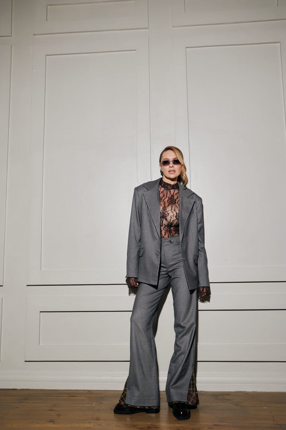 Жакет з коричневим мереживом