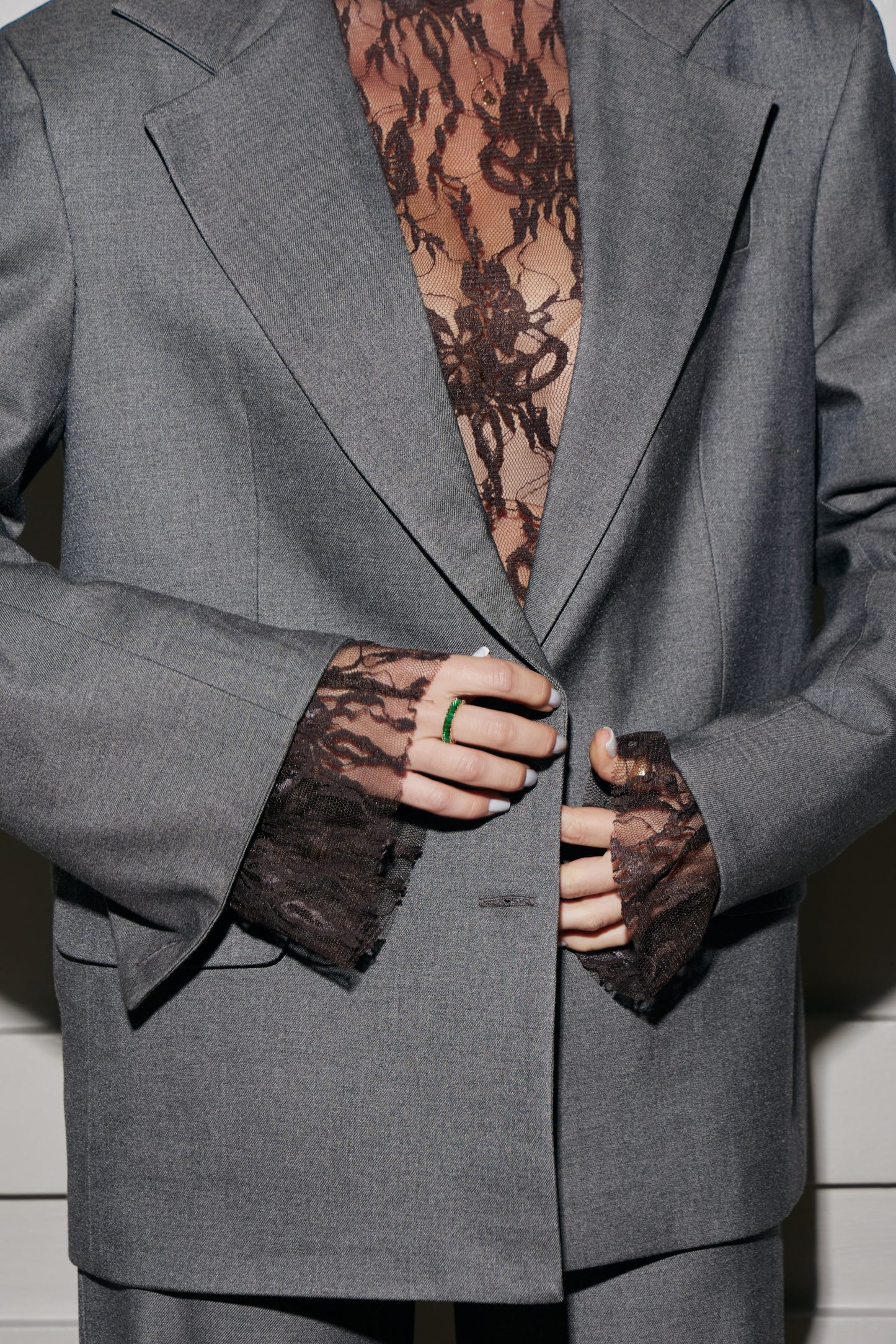 Жакет з коричневим мереживом