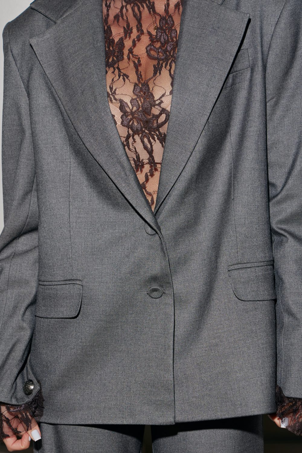 Жакет з коричневим мереживом