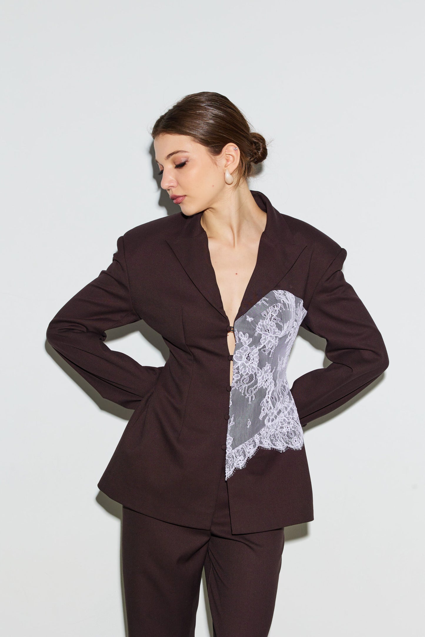 Жакет оздоблений корсетом з мережива шоколад