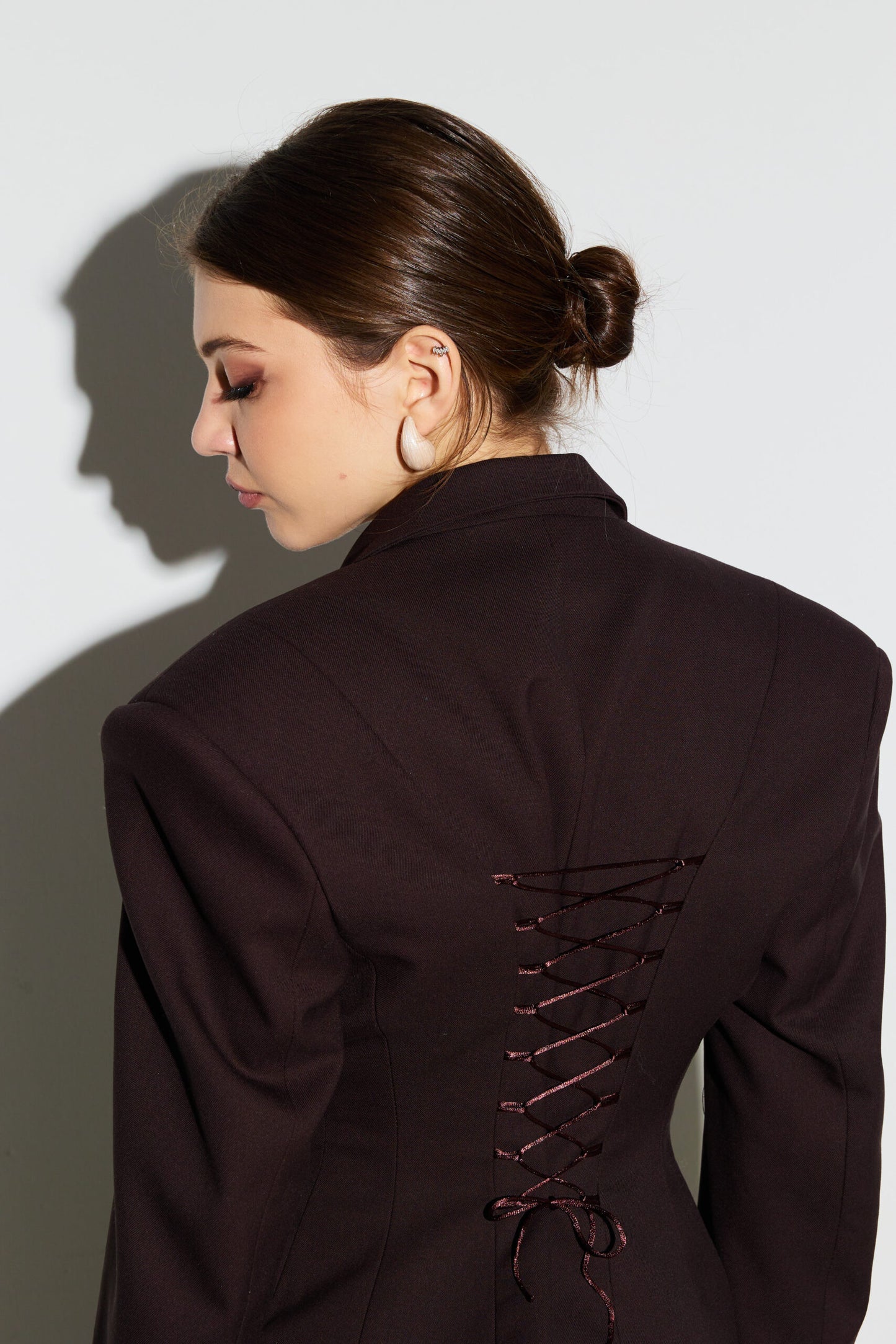 Жакет оздоблений корсетом з мережива шоколад