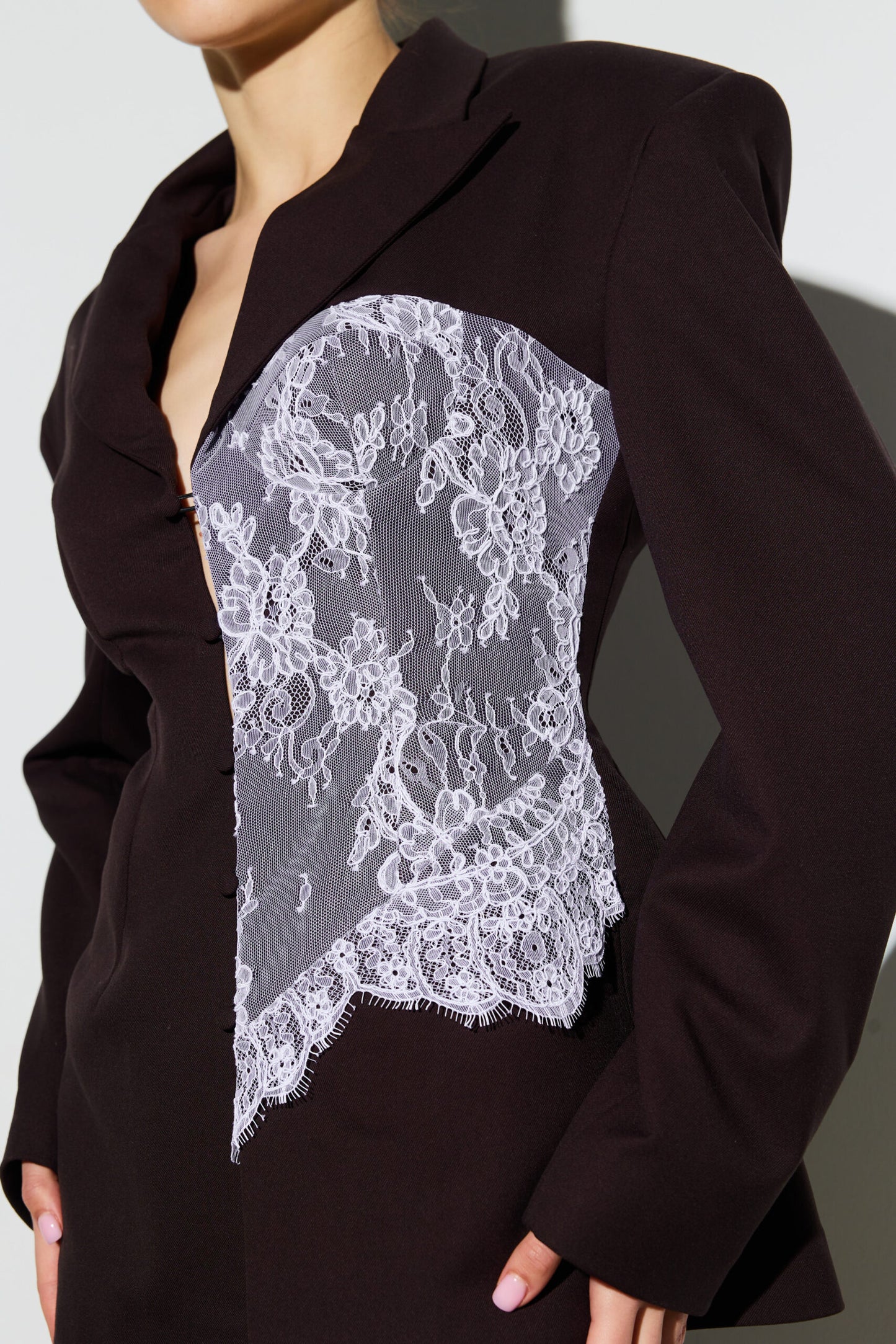 Жакет оздоблений корсетом з мережива шоколад