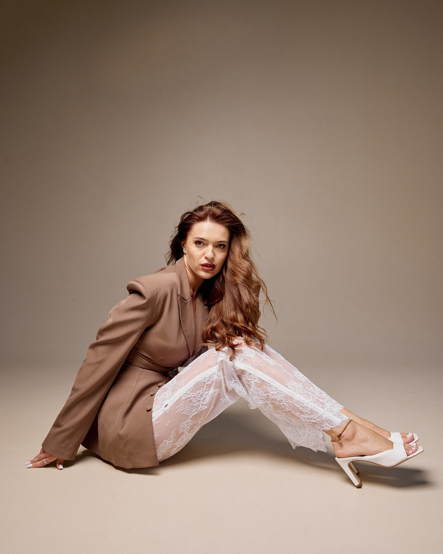 Жакет оздоблений корсетом з мережива мокко