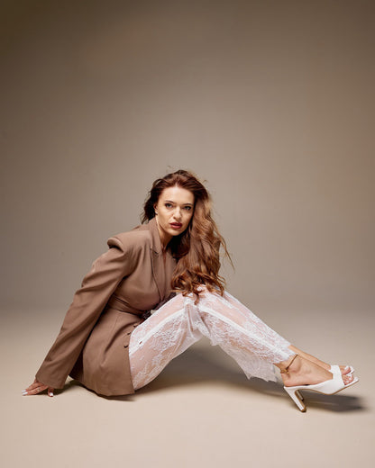 Жакет оздоблений корсетом з мережива мокко